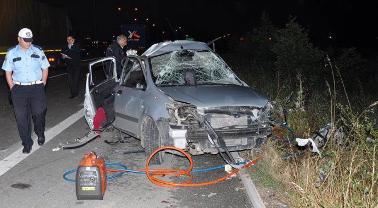 Bursa\'da Otomobil Bariyerlere Çarptı: 1 Ölü, 3 Yaralı