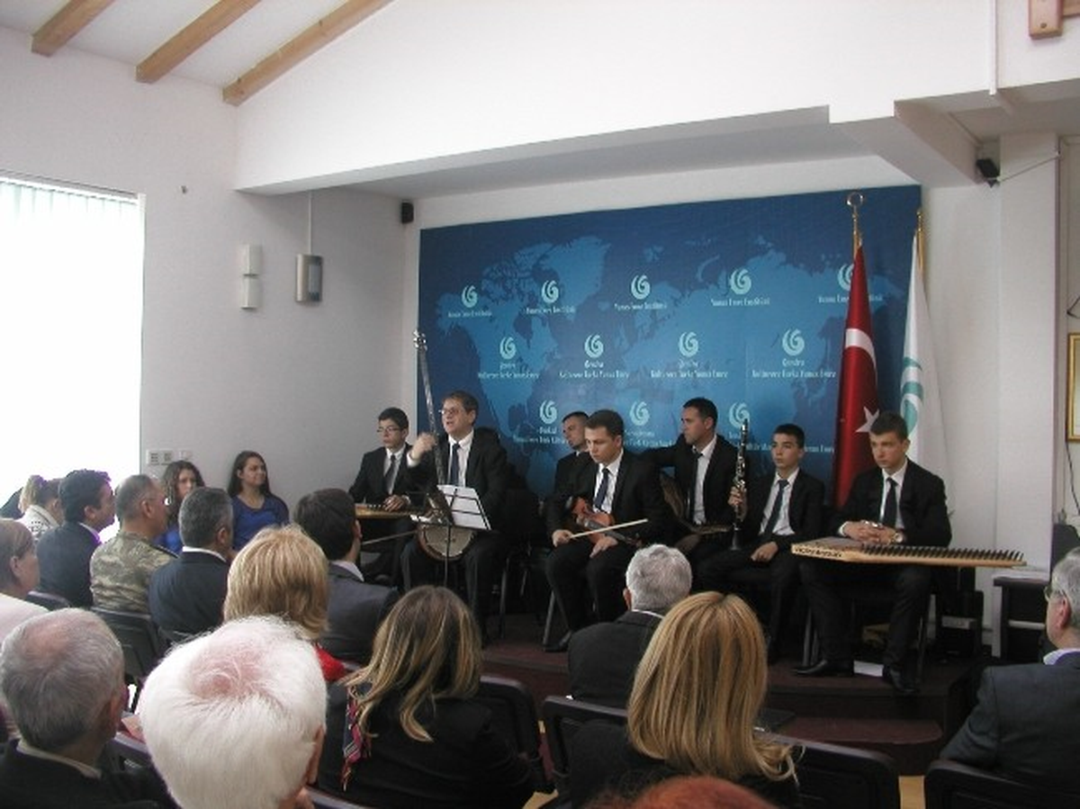 Kosova\'da Yerli Türküler Paneli ve Konseri Beğeniyle İzlendi