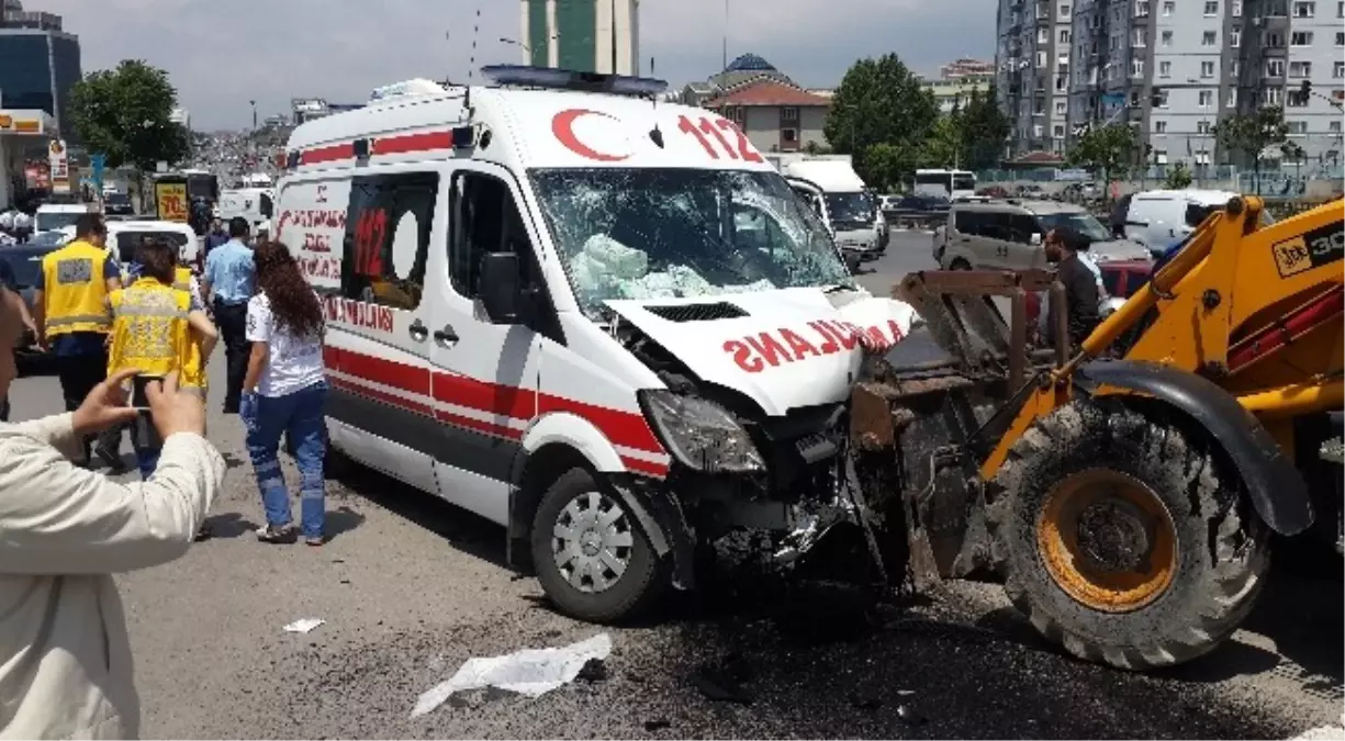 Maltepe\'de Ambulans Kepçeye Çarptı: 4 Yaralı