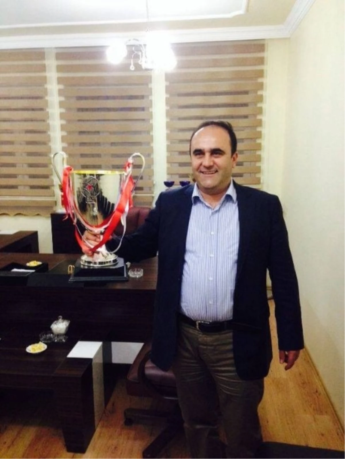 Milletvekili Özbek, Şampiyonluk Kupasını Kaldırdı