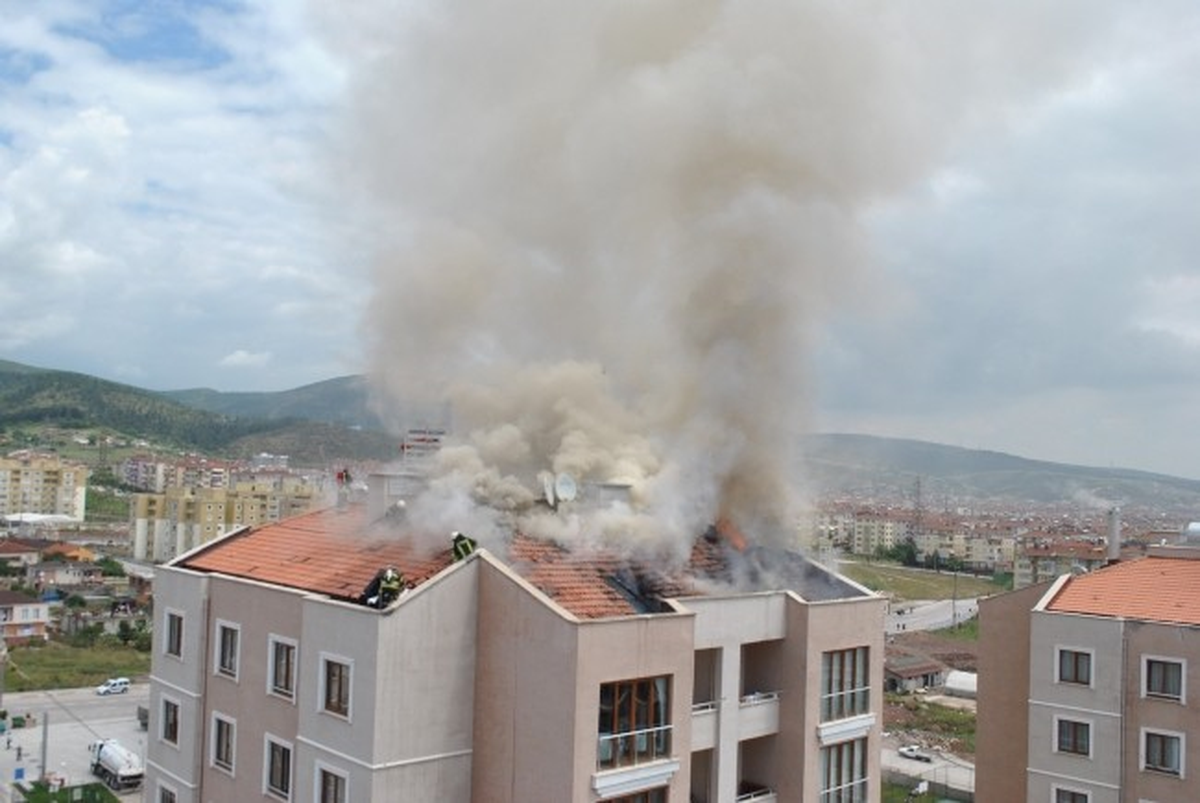 On Katlı Binanın Çatısı Alev Alev Yandı