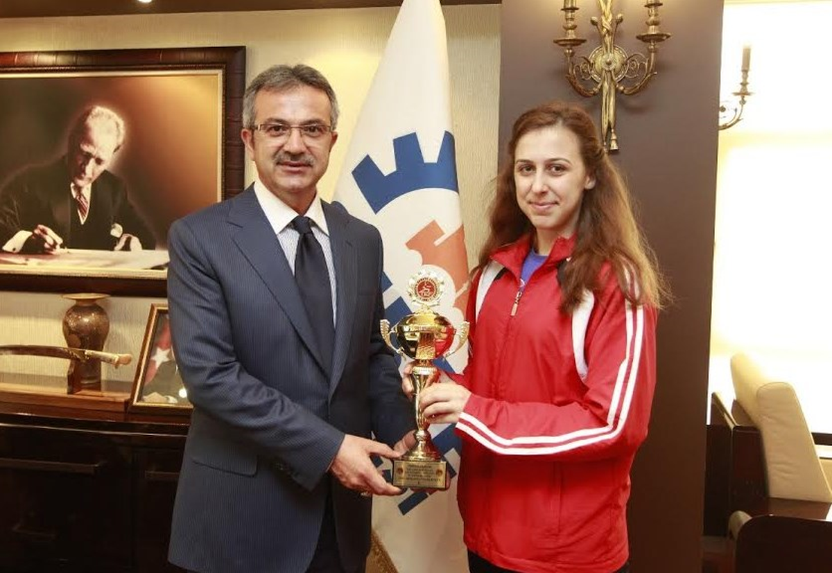 Şampiyon Genç Karateciler Kupalarını Köşker\'e Getirdi