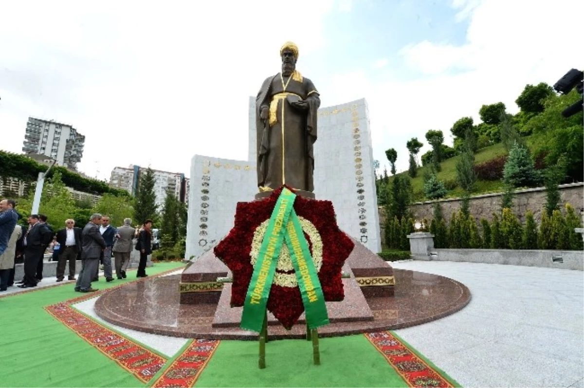 Türkmenistan Cumhurbaşkanı\'ndan Mahdumkulu Anıtı\'na Ziyaret