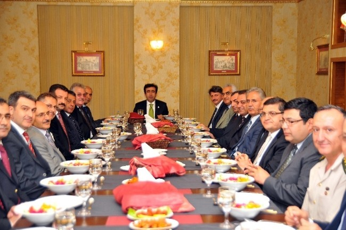 Vali Güzeloğlu Atanan Müdürleri Yemek ile Uğurladı