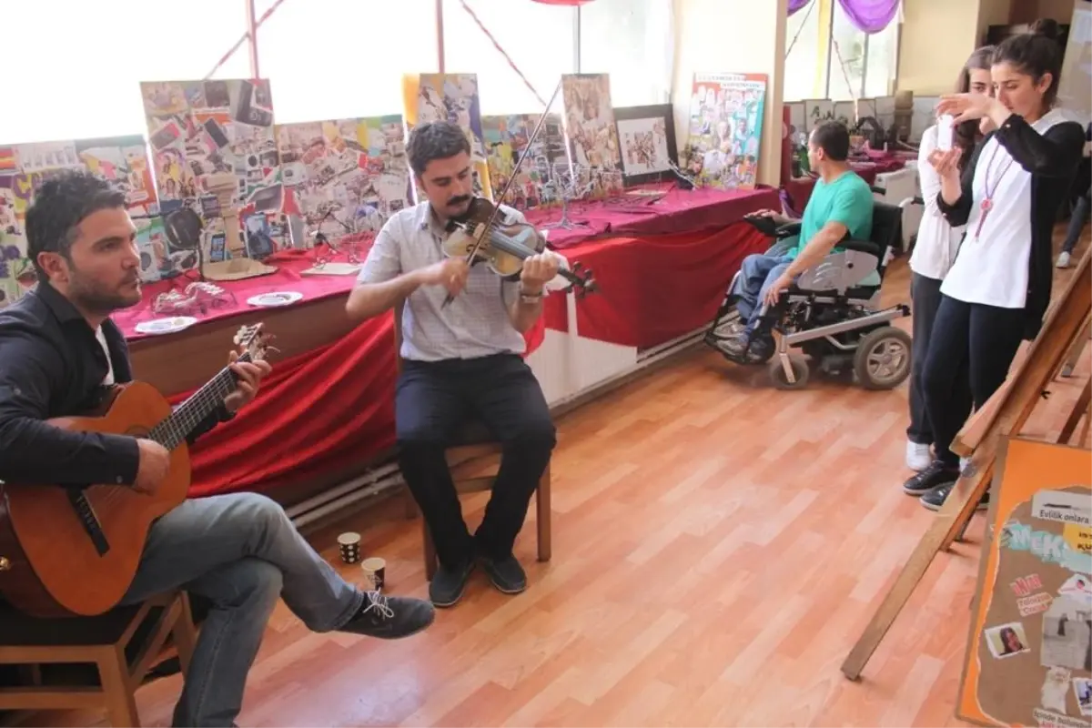 Van\'da Lise Öğrencilerinden Resim Sergisi