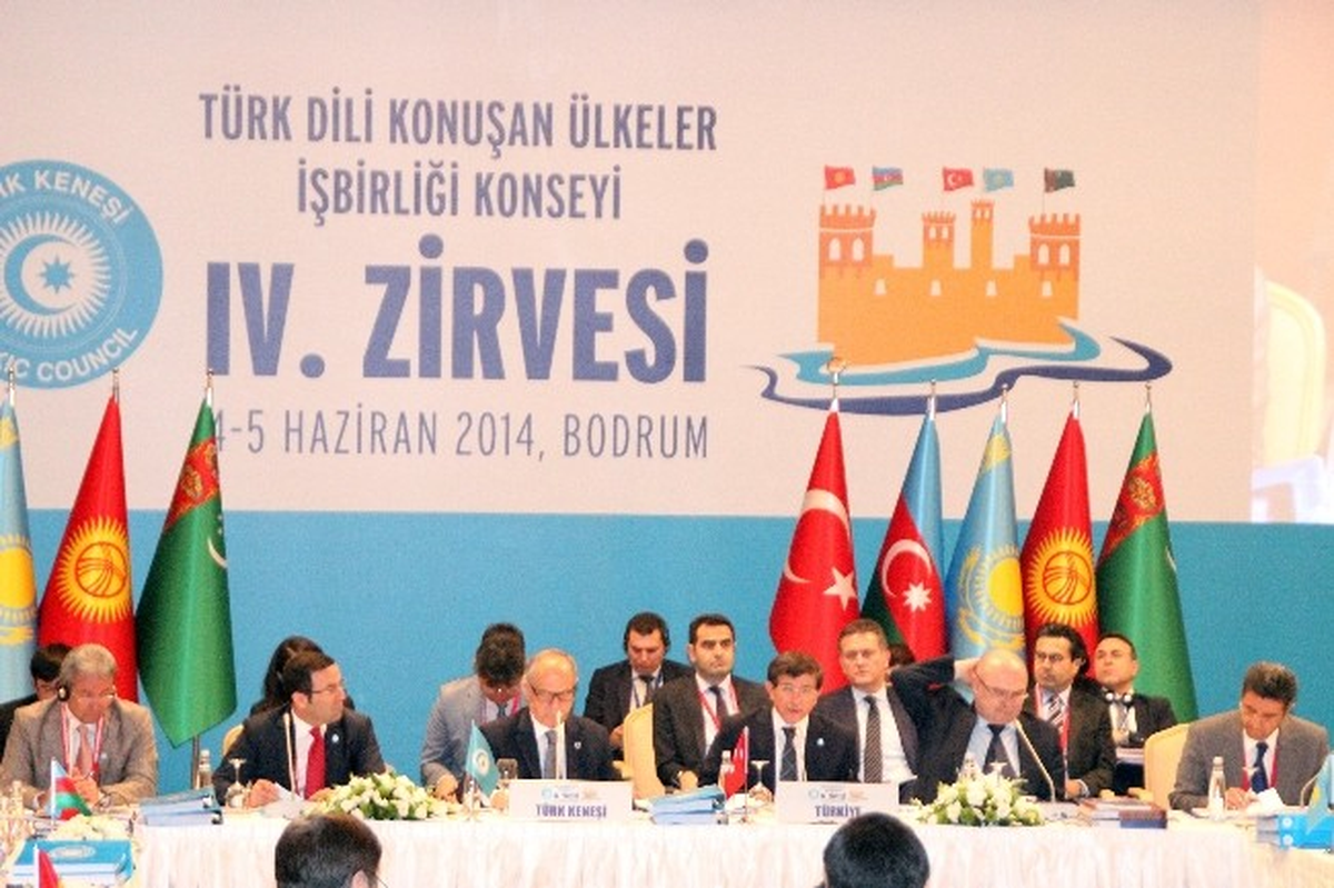 Bakan Davutoğlu: "Devletler Ayrı Olsa da Tek Bir Milletiz"
