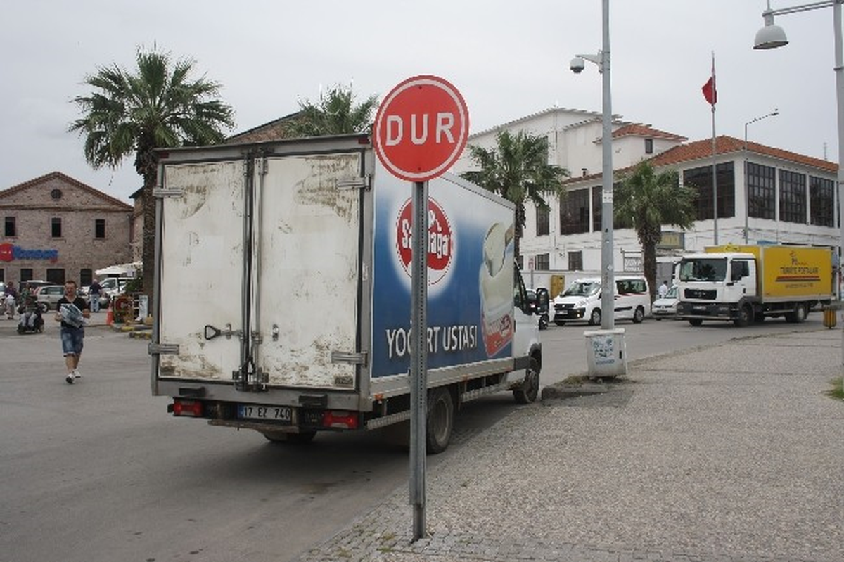 Düşüncesiz Sürücüler Engellilere Geçit Vermiyor