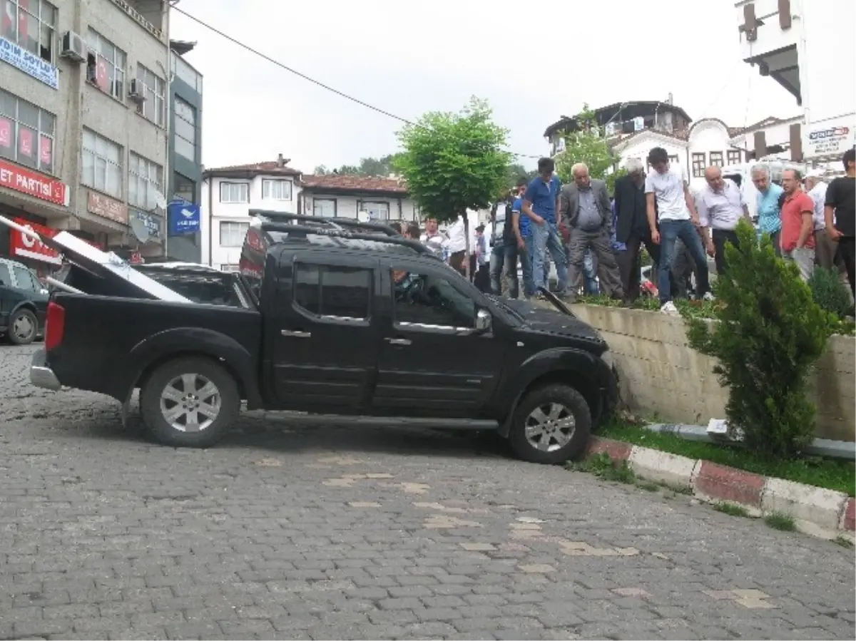 Freni Patlayan Araç Elektrik Direğine Çarptı