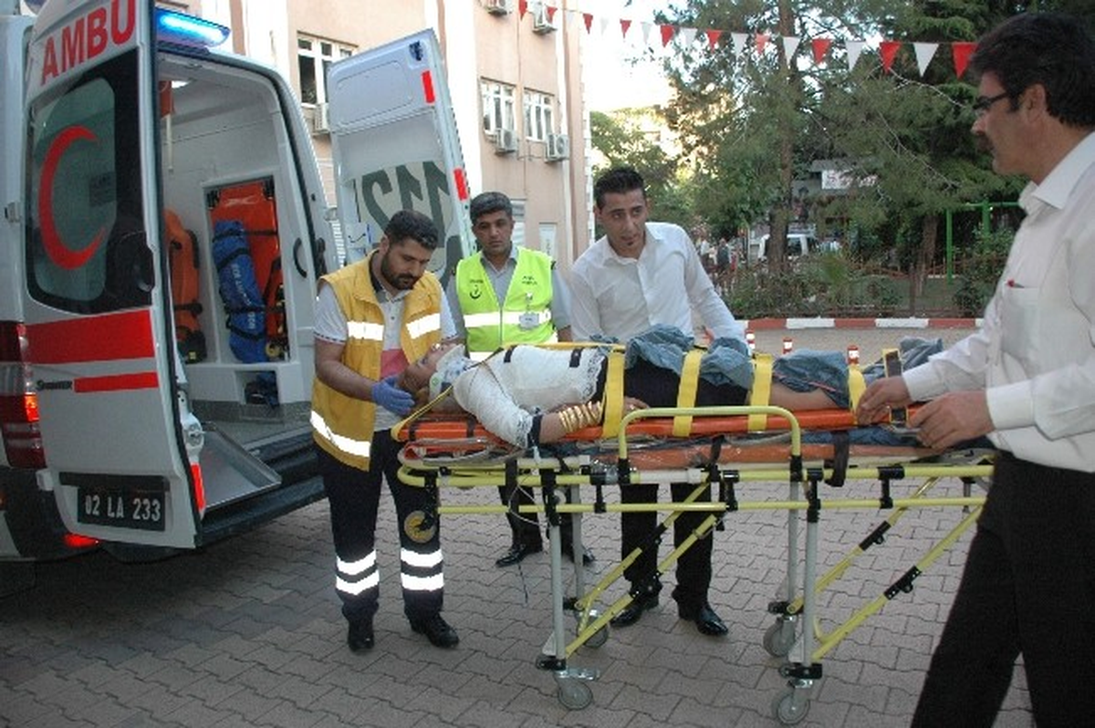 İki Otomobil Çarpıştı: 3 Yaralı