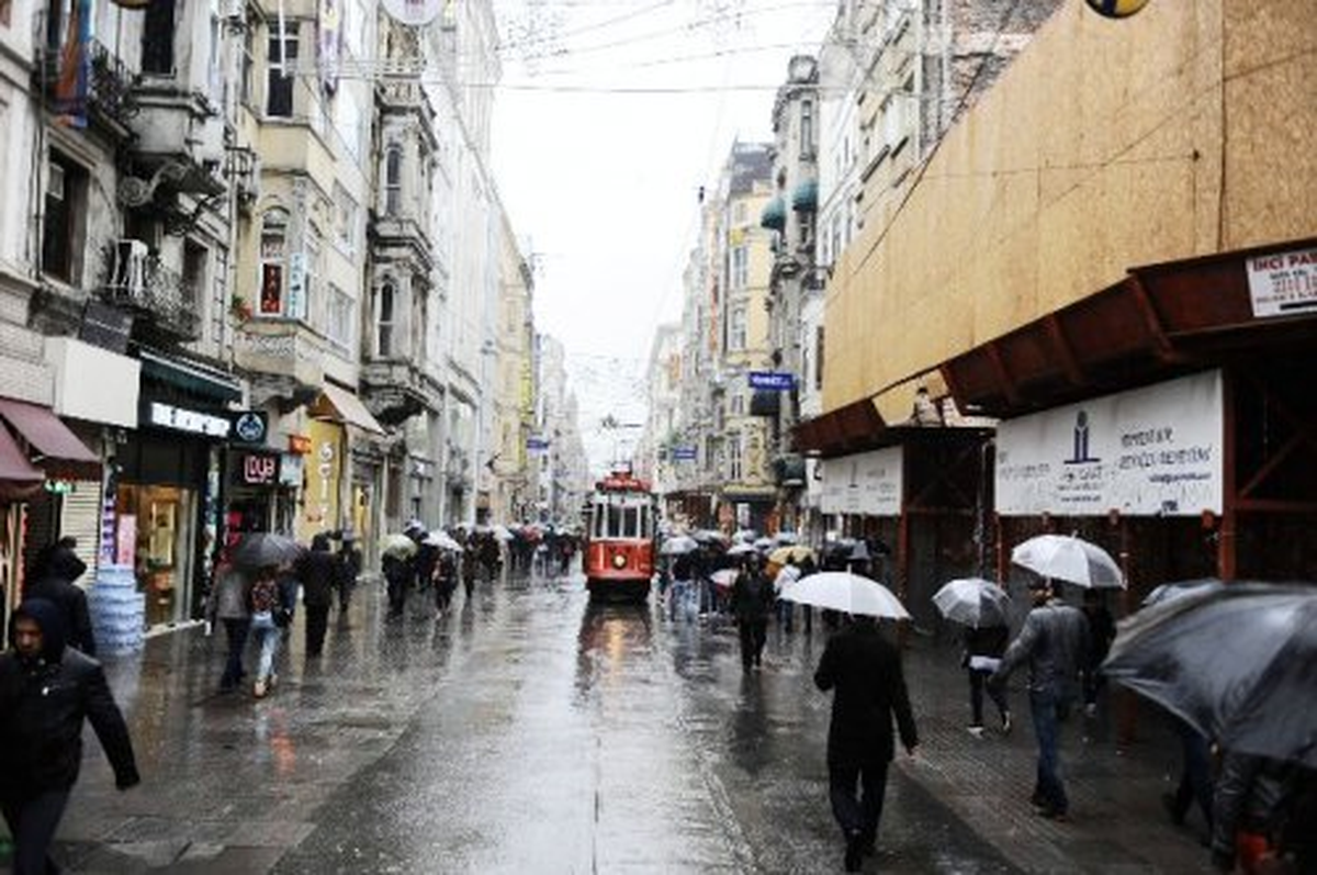 İstanbul Güne Yağmurla Uyandı
