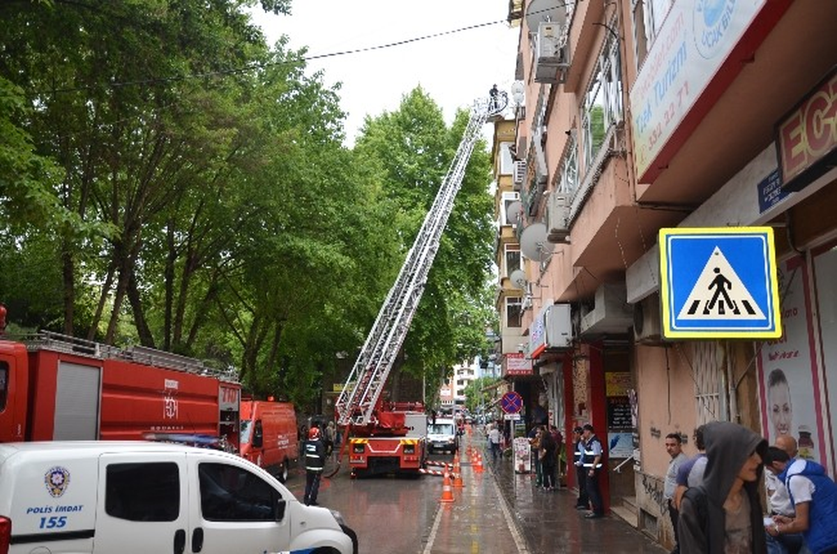 İzmit Şehir Merkezinde Yangın Paniği