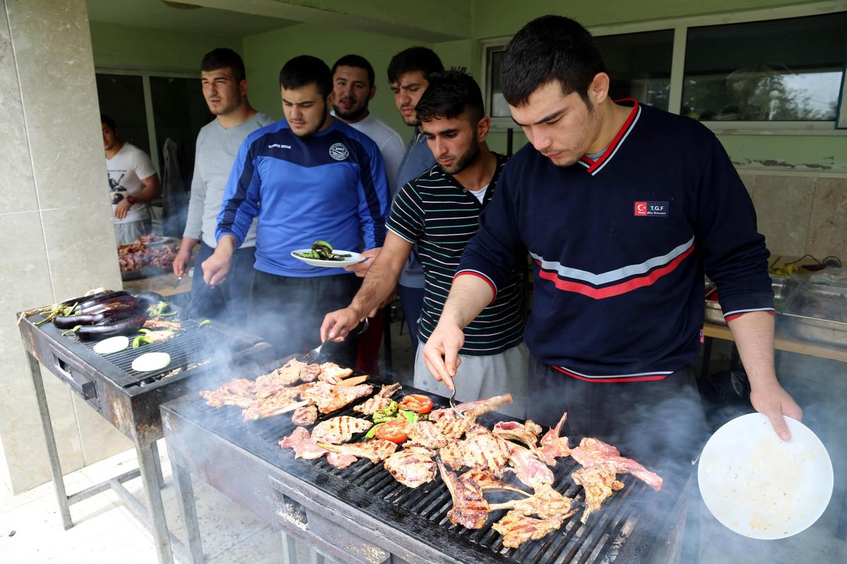 Milli Güreşçiler Barbekü Yaptı