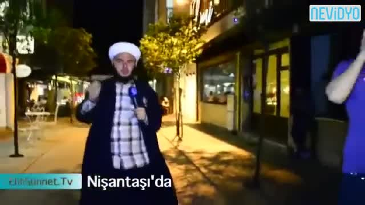 Nişantaşı\'nda Sarıklı Cübbeli Muhabir