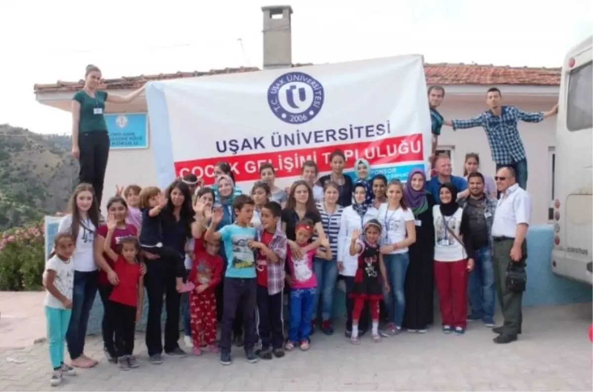 Uşak Üniversiteli Öğrenciler Madencilerin Çocuklarını Unutmadı