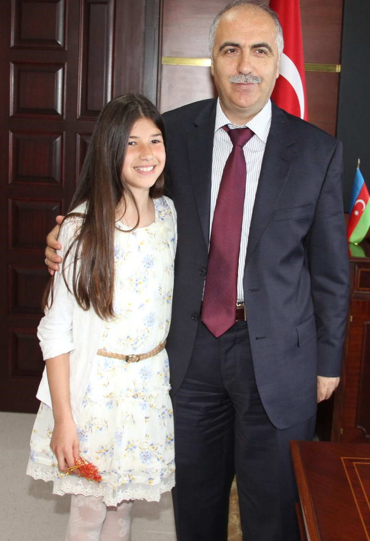 Vali Karahan, Başarılı Öğrenciyi Ödüllendirdi