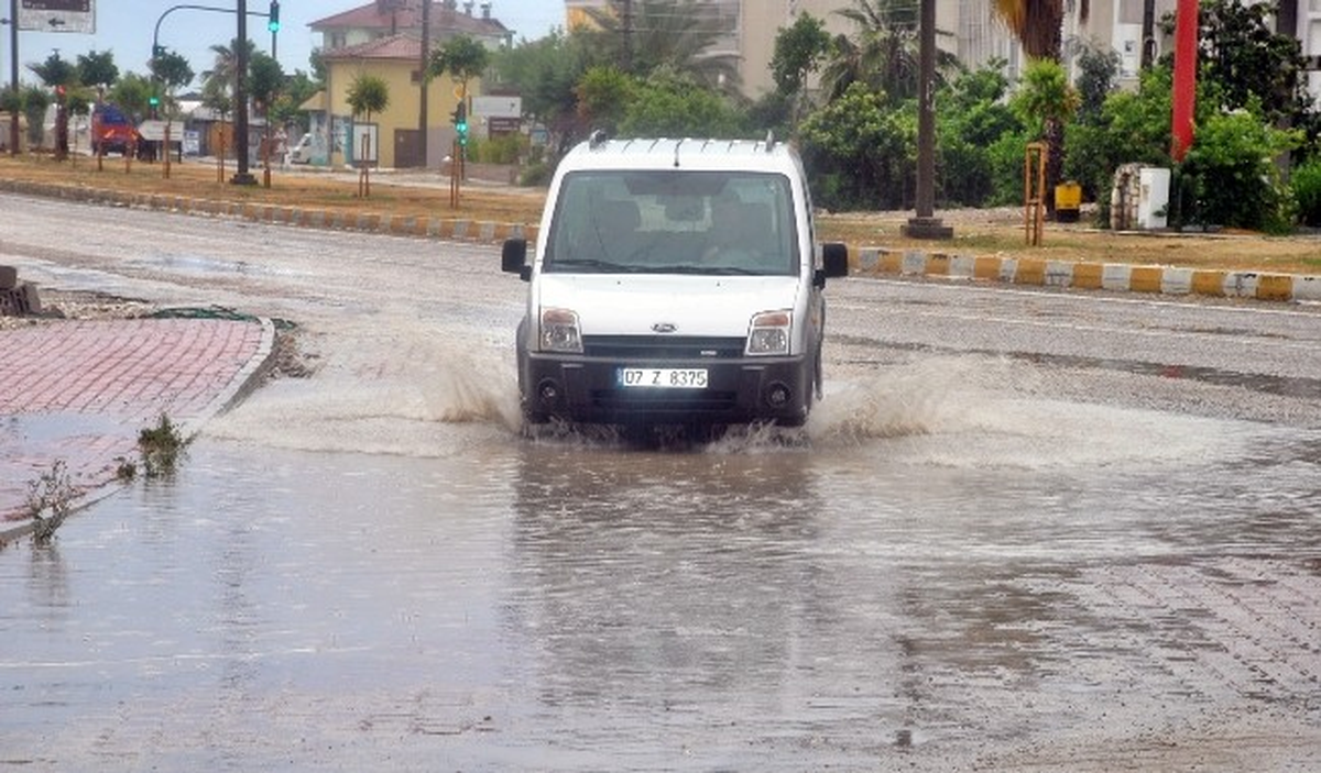 Antalya\'da Sağanak Yağış Etkili Oldu
