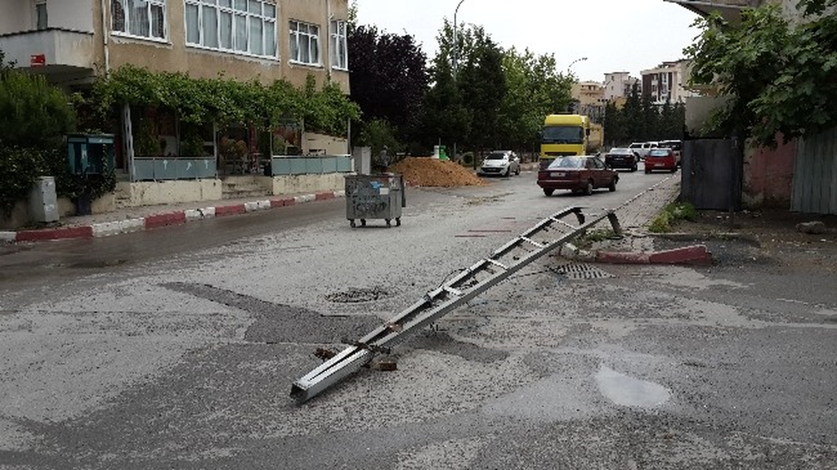 Kartal\'da Kamyon Mahalleyi Elektriksiz Bıraktı