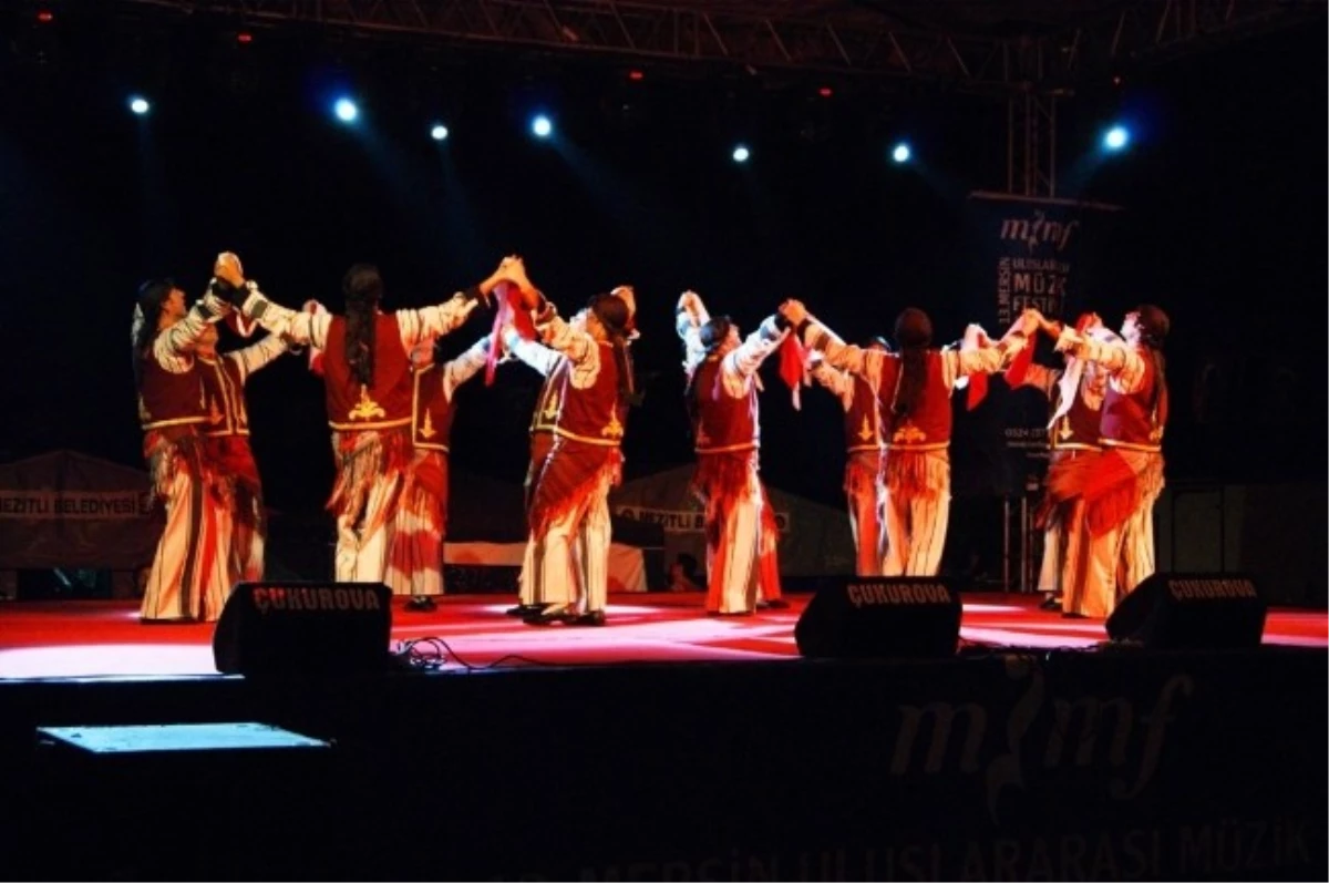 Devlet Halk Dansları Topluluğu\'ndan Muhteşem Performans