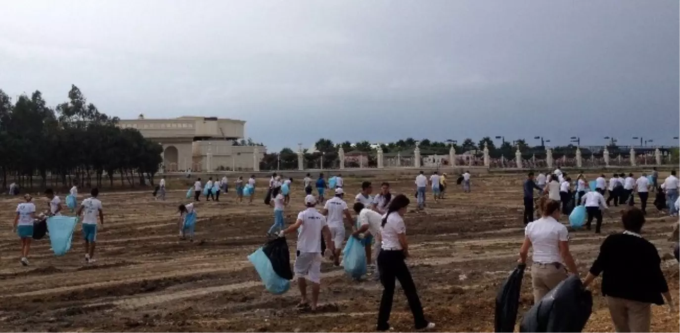 Dünya Çevre Günü\'nde Plajı Temizlediler