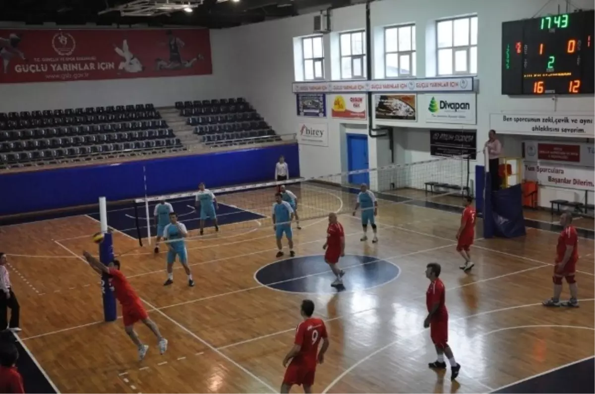 Düzce\'de Kurumlar Voleybol Oynuyor