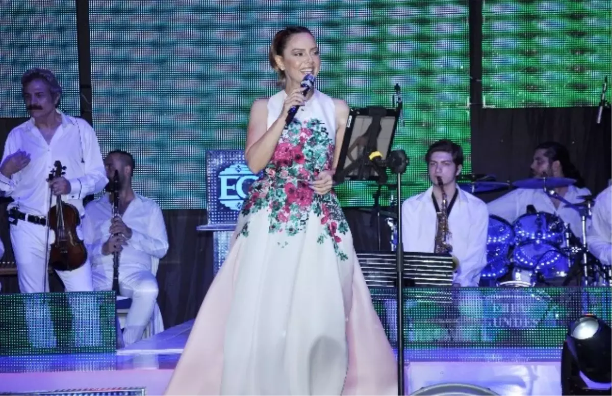 Ebru Gündeş Yaz Konserlerine Başladı