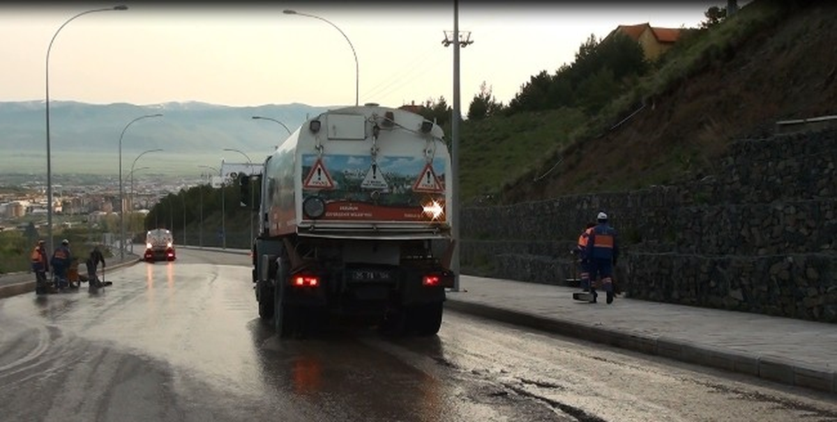 Erzurum Büyükşehir Belediyesi\'nden Şafak Vakti Temizlik Seferberliği
