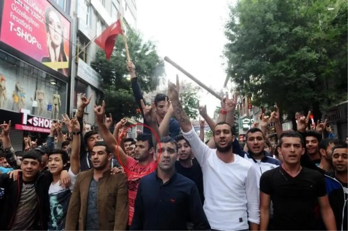 Esrarengiz Gösterici Karşıt Görüşlü Grupların Her İkisinde de Slogan Atarken Görüntülendi