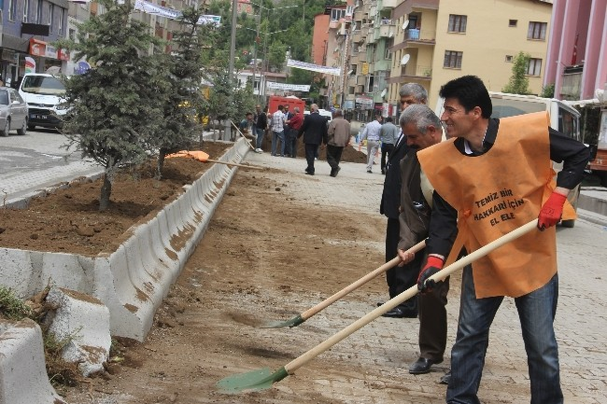 Hakkari\'deki Orta Refüjlere New Chorsy Taşları Döşendi