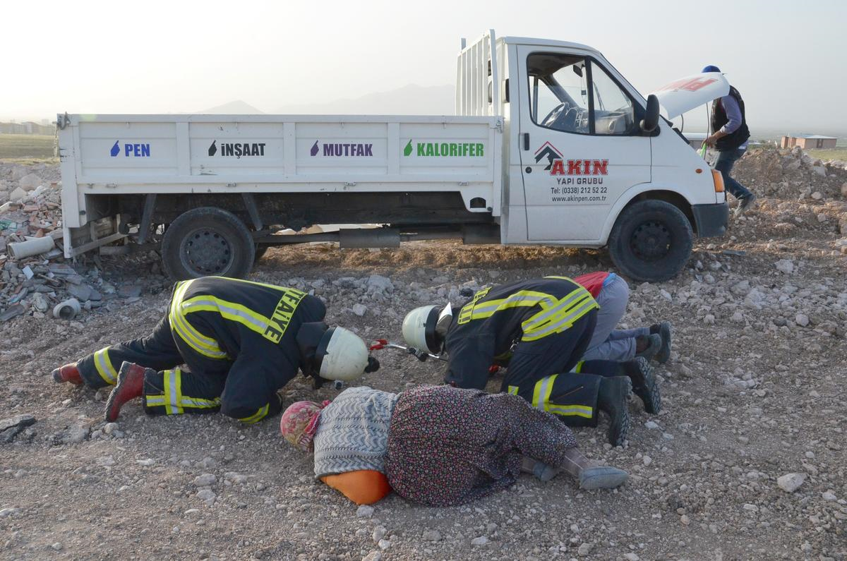 Kamyonetin Motoruna Giren Yılan 2 Saatte Çıkarıldı