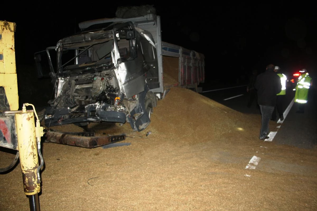 Kazada Tonlarca Buğday ve Sebze Yola Saçıldı