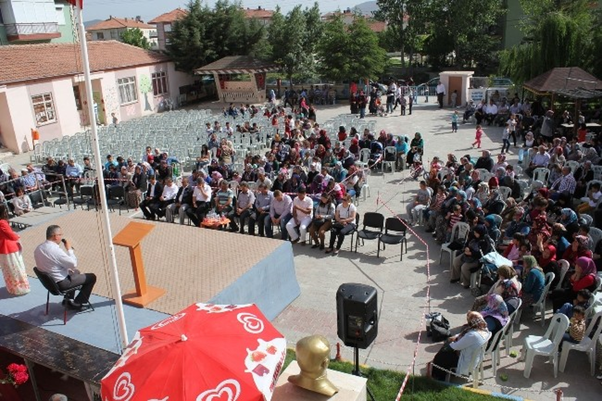 Korkuteli Cumhuriyet Ortaokulunda Mezuniyet Sevinci