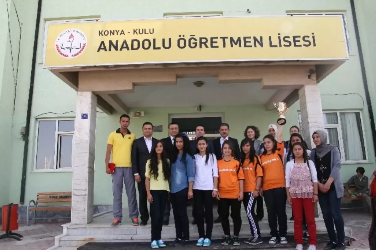 Kulu\'da Voleybol Turnuvası Ödülleri Verildi