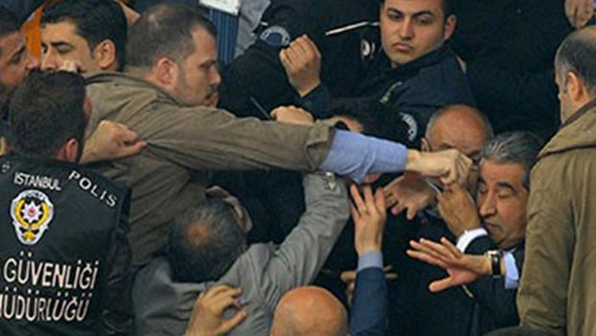 Mahmut Uslu\'ya Yumruklu Saldırı