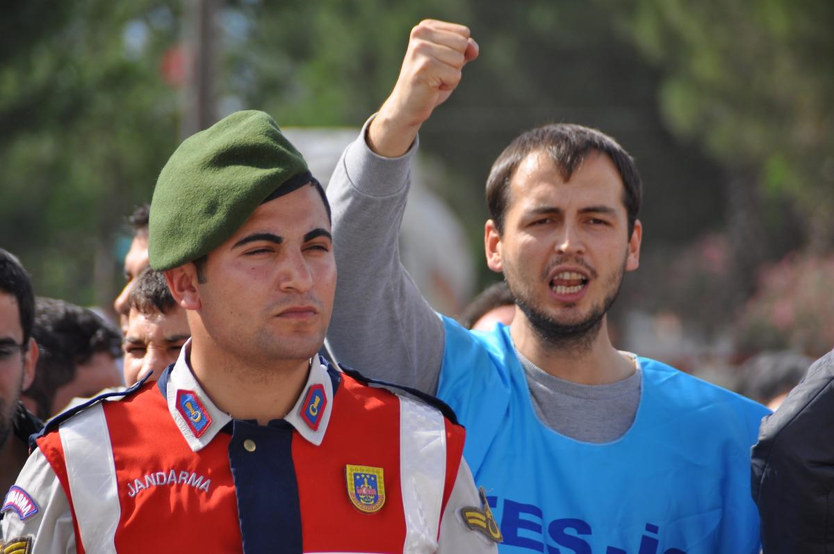 Muğla\'da Termik Santral İşçilerinden Yol Kapatma Eylemi