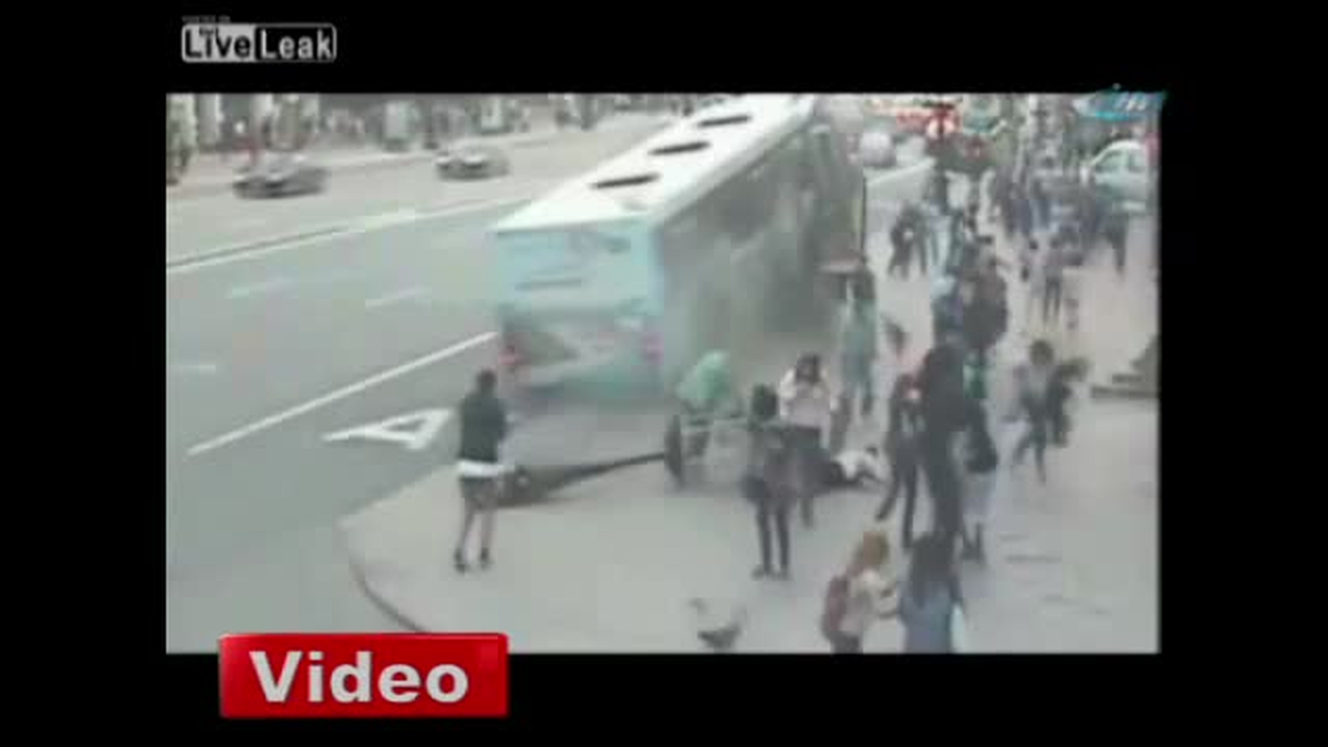 Otobüs Yayaların Arasında Daldı: 26 Yaralı