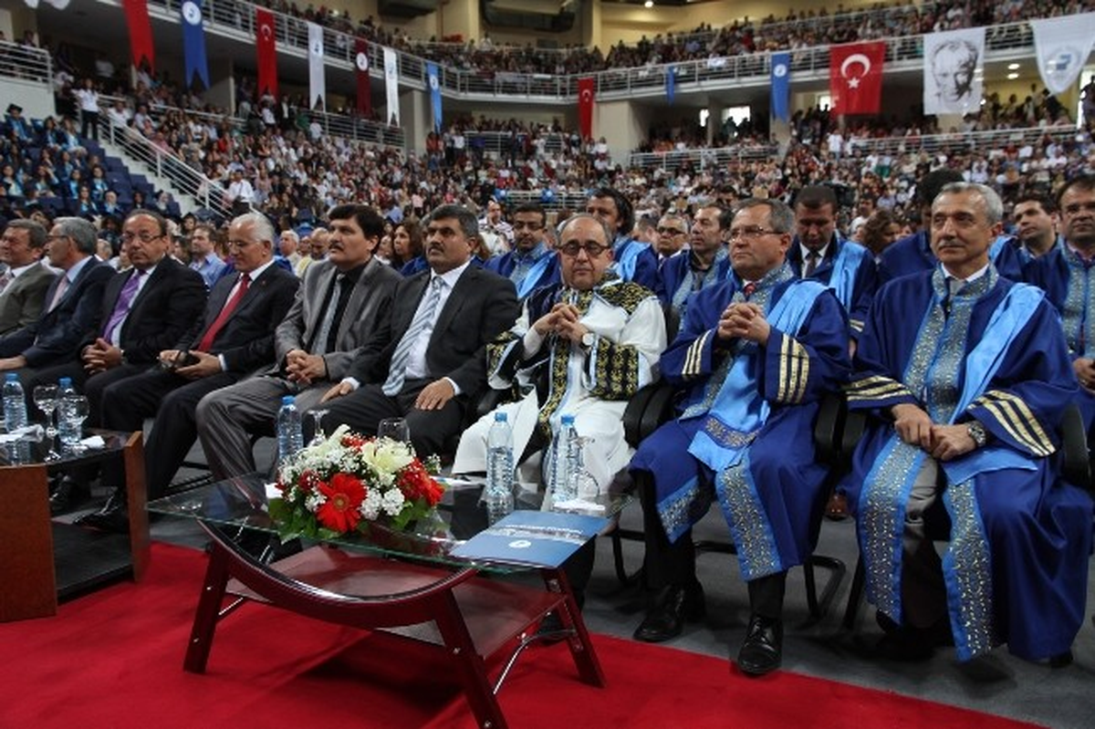 Paü\'de Bin 600 Öğretmen Adayı Mezun Oldu