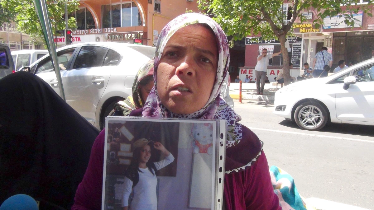PKK\'nın Kaçırdığı Çocuğu Bulunan Anne Hakkari\'ye Gitti