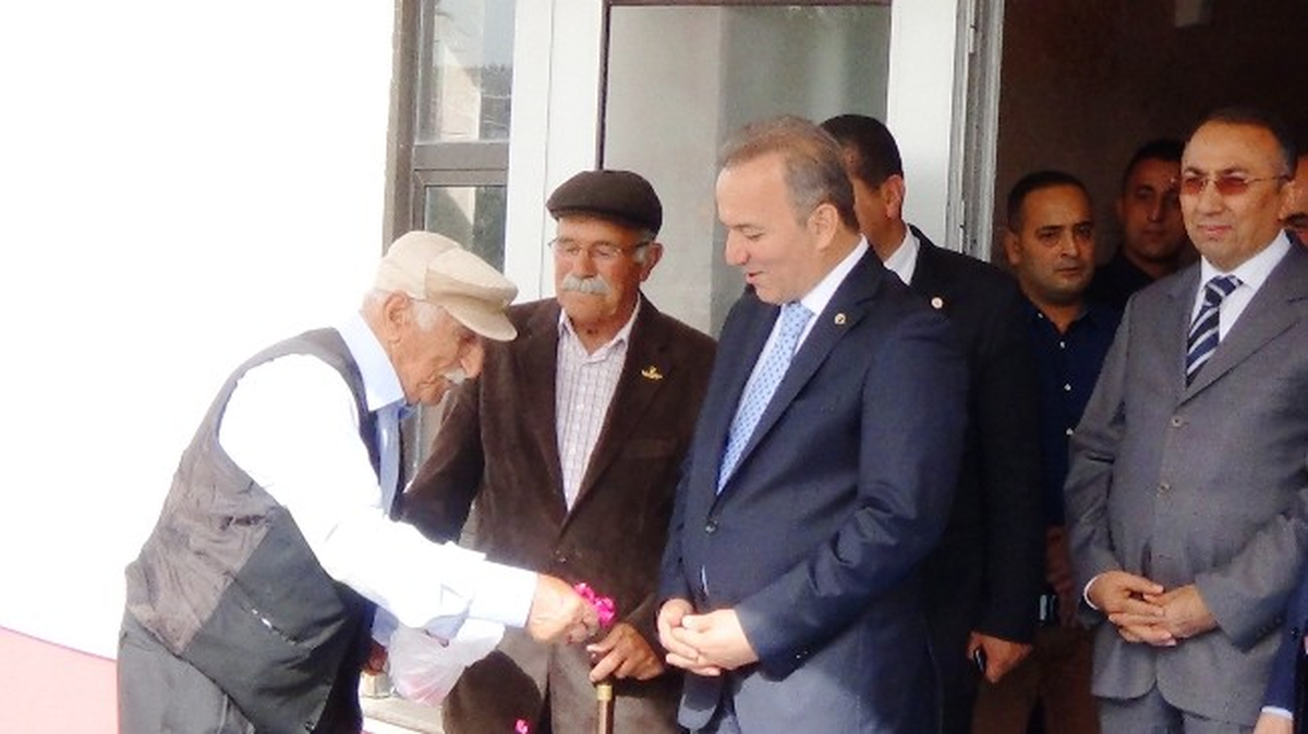 90 Yaşındaki Huzurevi Sakini Valiyi Yoluna Güller Dökerek Uğurladı