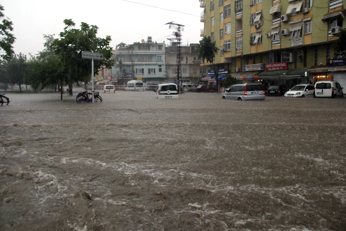 Adana\'da Sel Felaketi, Yağışı Gören Başkan Yayını Terk Etti