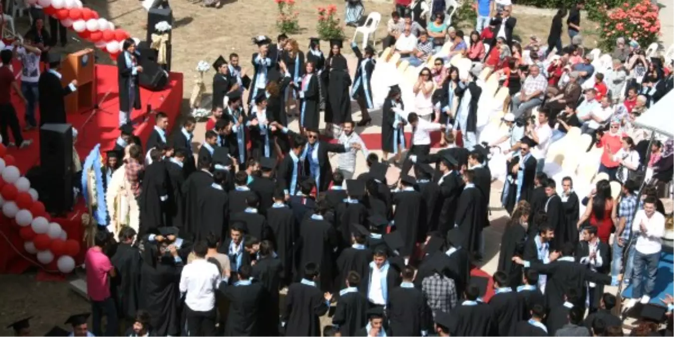 Elmalı MYO'da Mezuniyet Sevinci