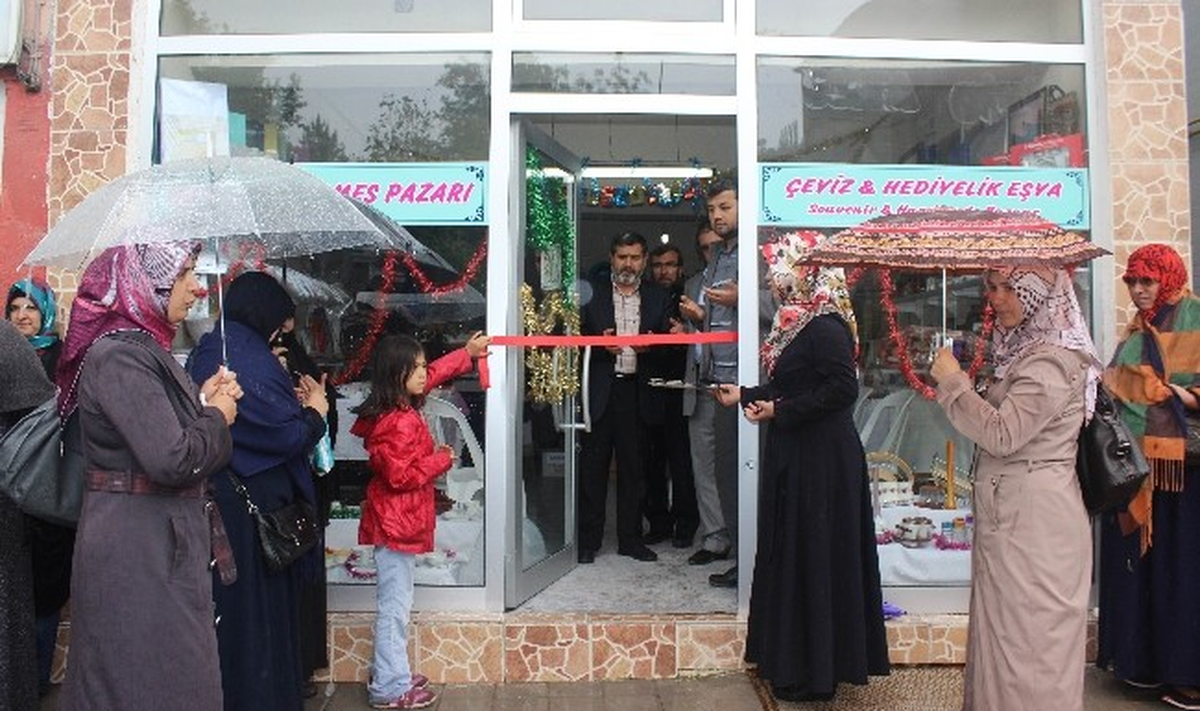 Anadolu Hanımeli Aile Derneği\'nden \'Çeyiz ve Hediyelik Eşya Satış Merkezi\'