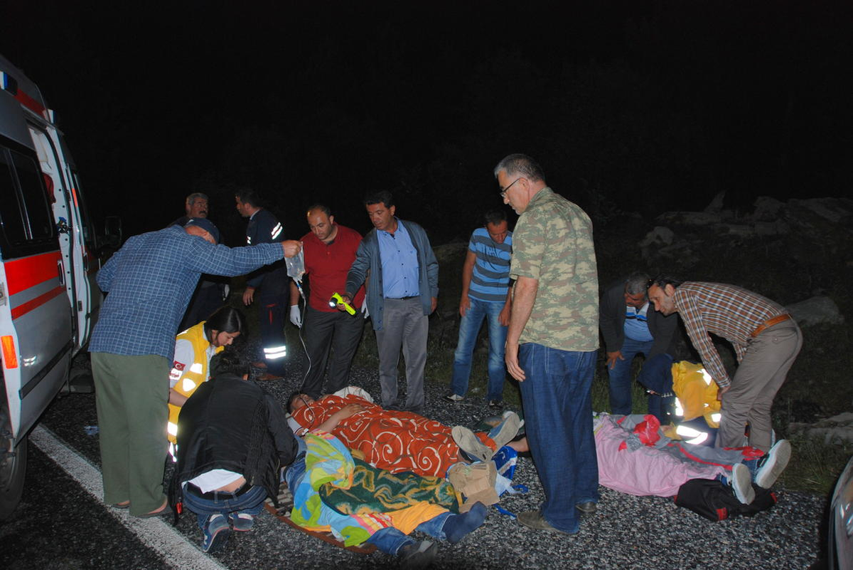 Antalya\'da Otomobille Tır Çarpıştı: 1 Ölü, 3 Yaralı