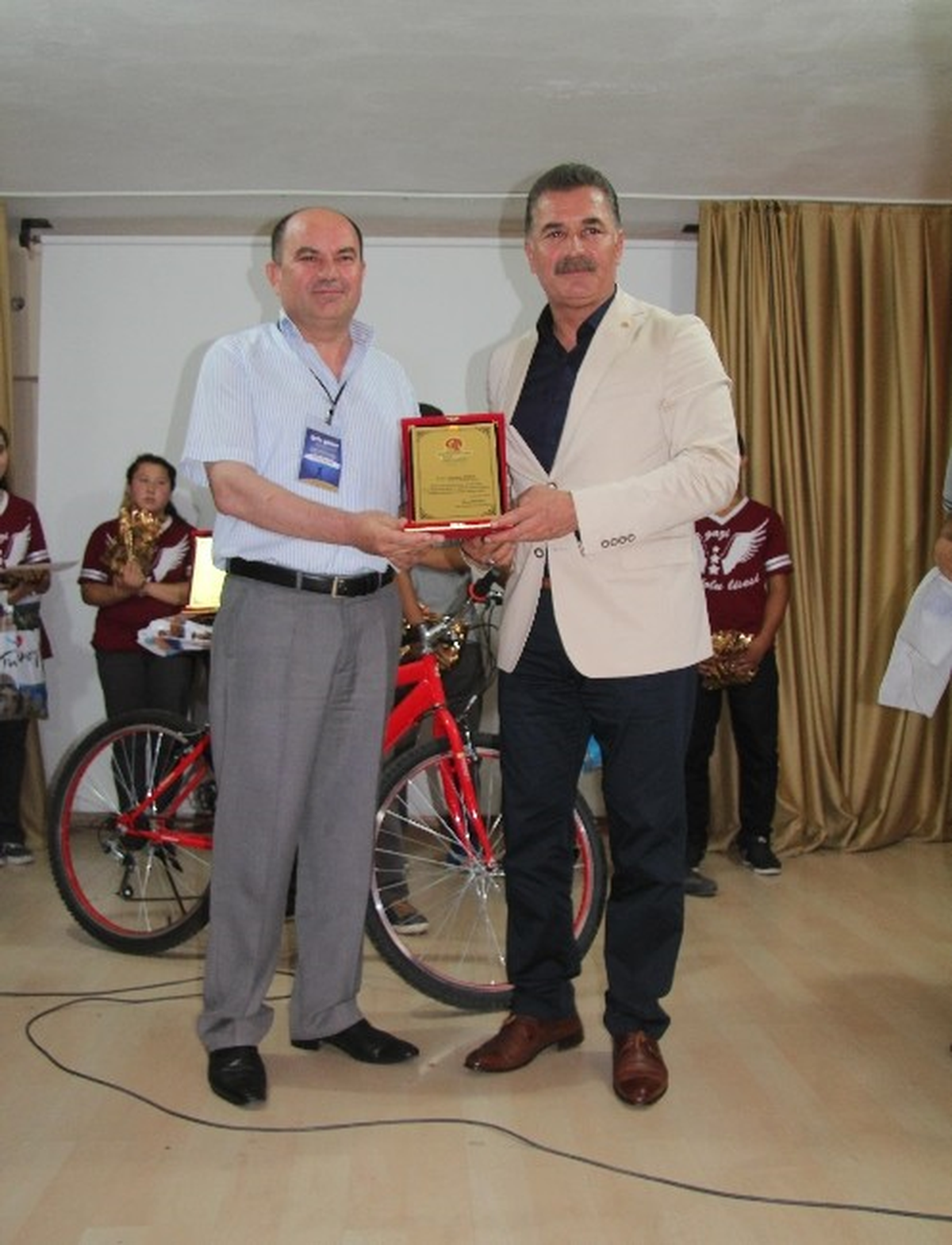 Başkan Tuna\'ya Gazi Anadolu Lisesi\'nden Plaket