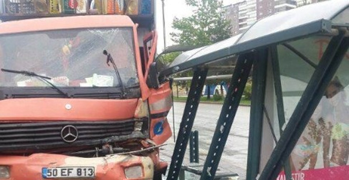 Başkent\'te Çöp Kamyonu Durağa Daldı