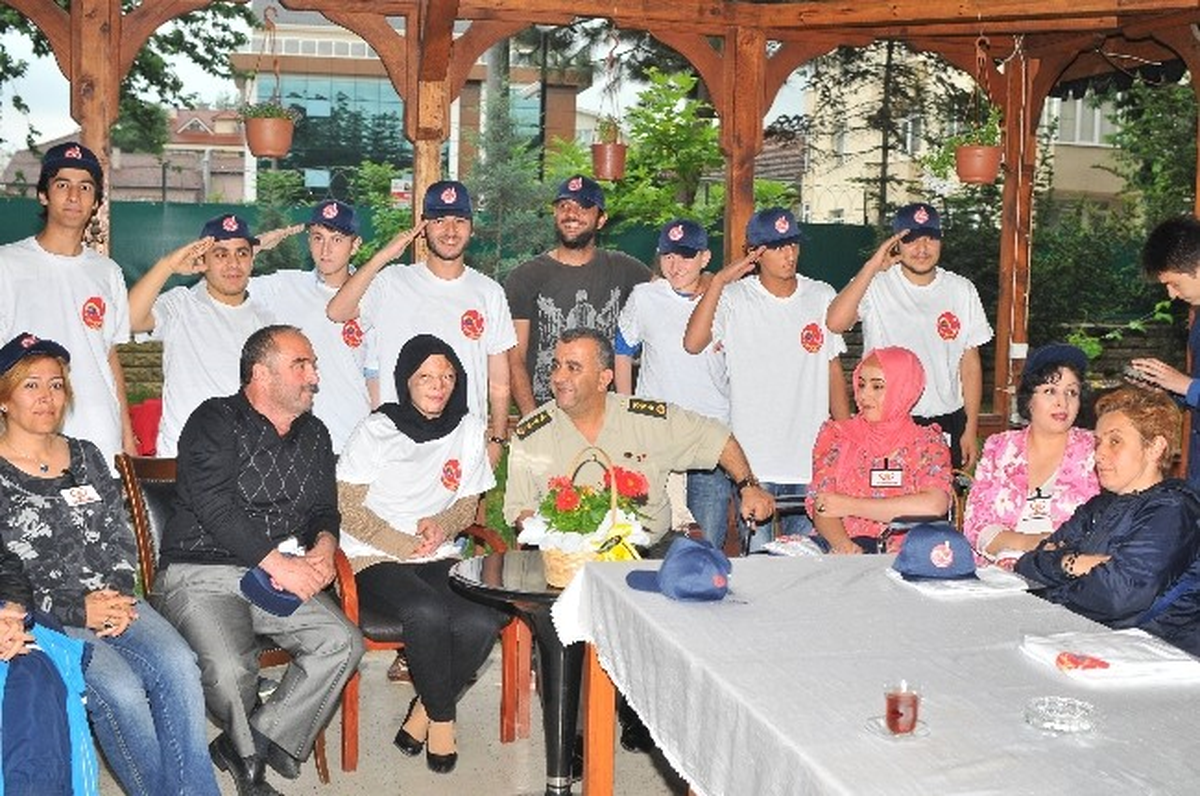 Biz Büyük Bir Aileyiz Derneği Üyeleri Jandarmada