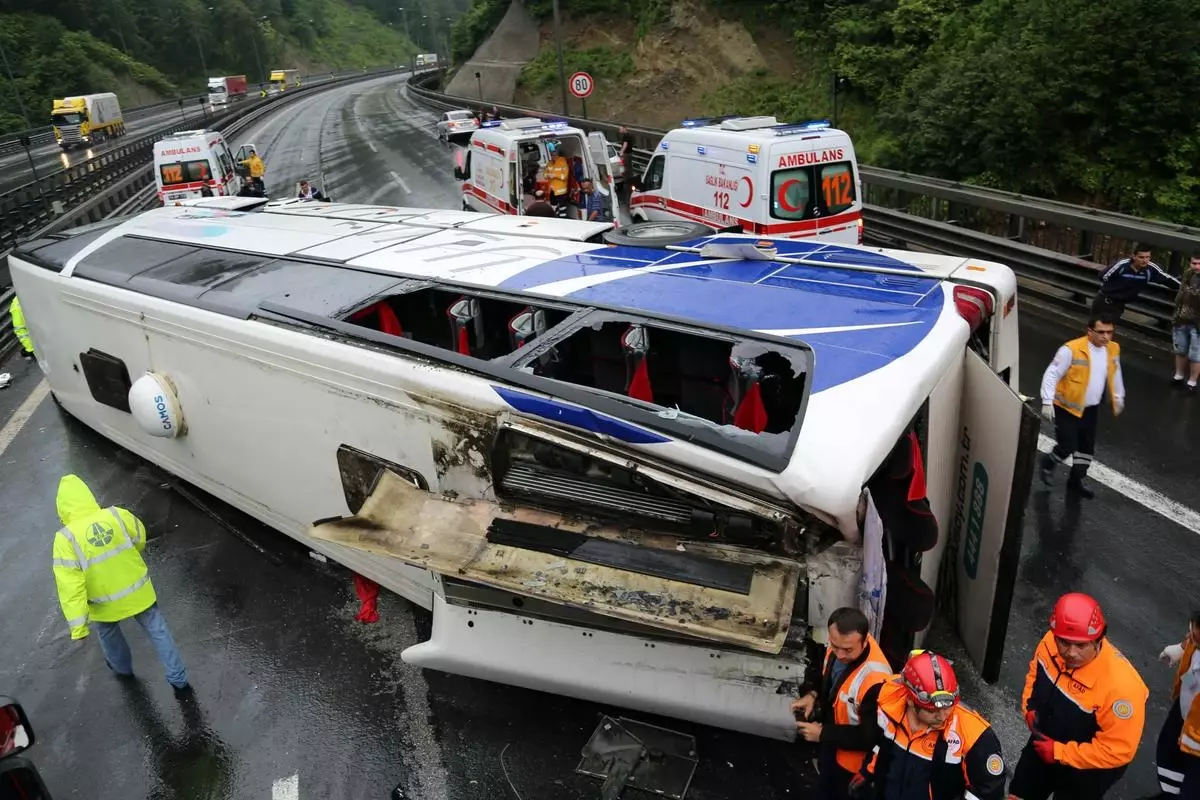 Bolu Dağı Geçişinde Yolcu Otobüsü Devrildi