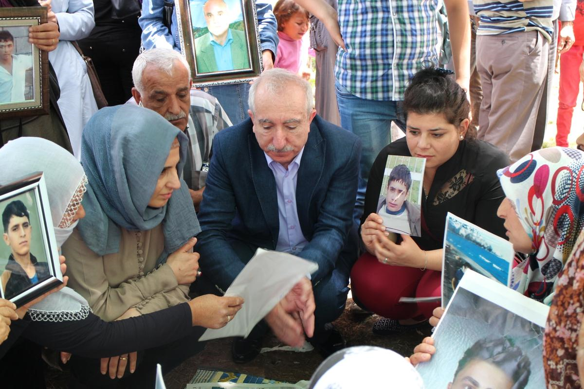 CHP\'den Oturma Eylemi Yapan Ailelere Destek