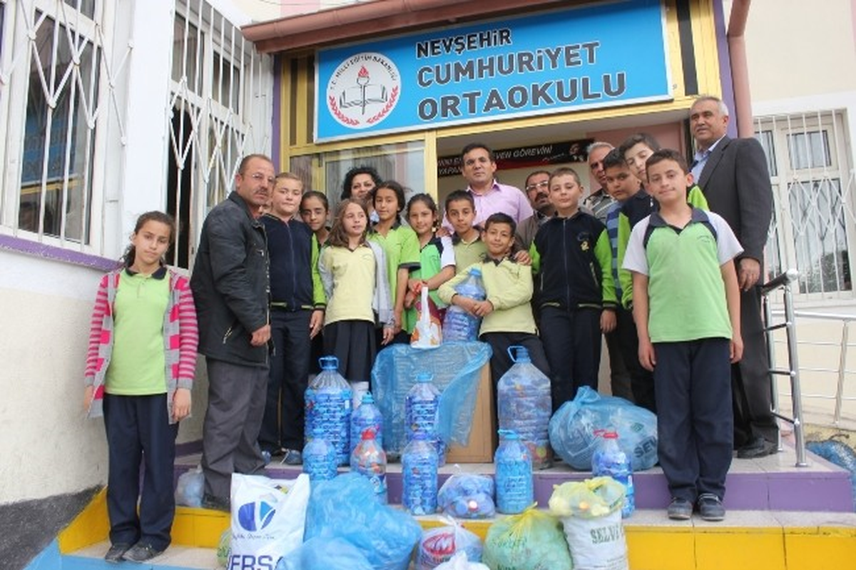 Cumhuriyet Ortaokulu Öğrencilerinden Mavi Kapak Desteği
