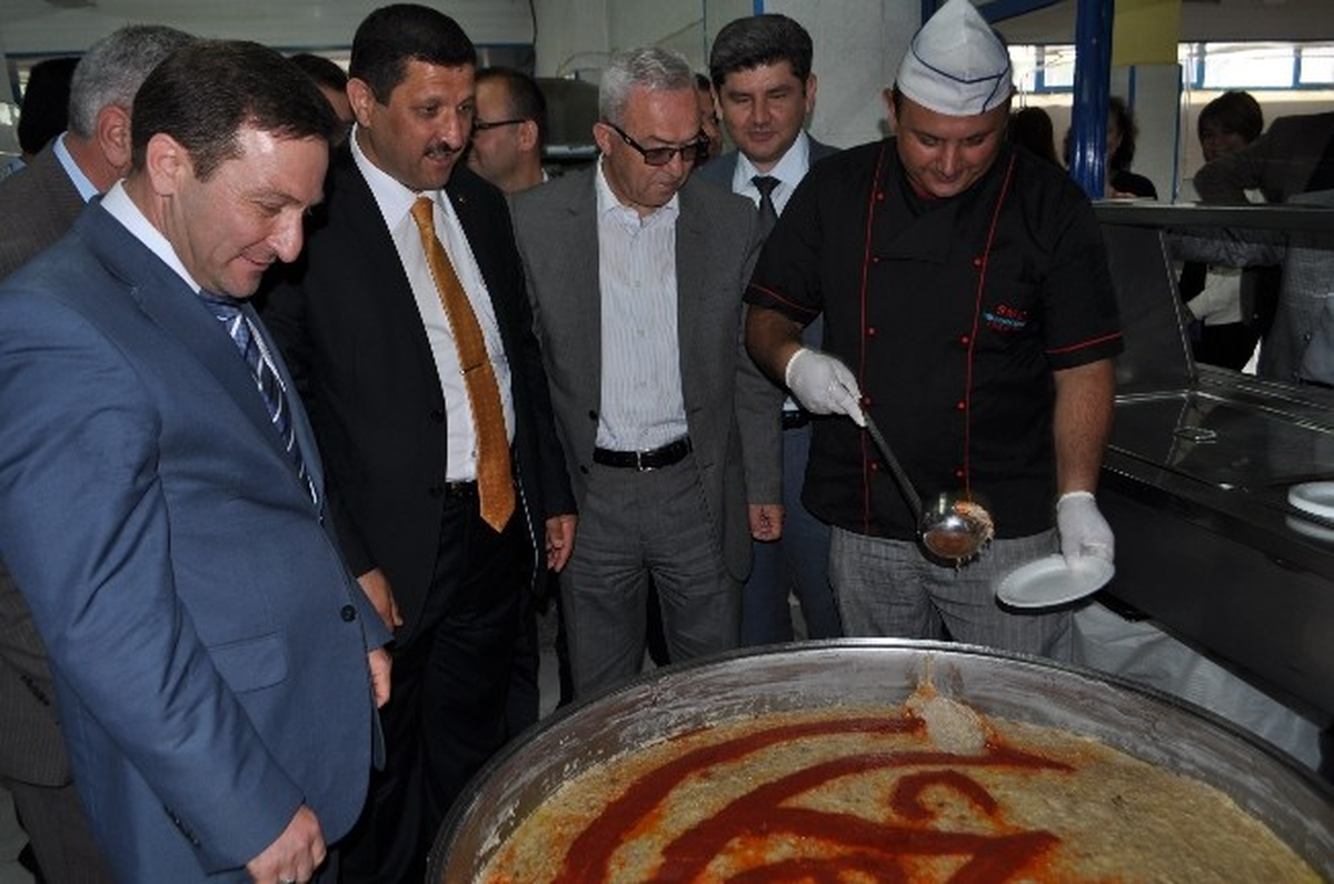 Demirci\'de Mezun Olan Öğrenciler Aileleriyle Aynı Masada Keşkek Yedi
