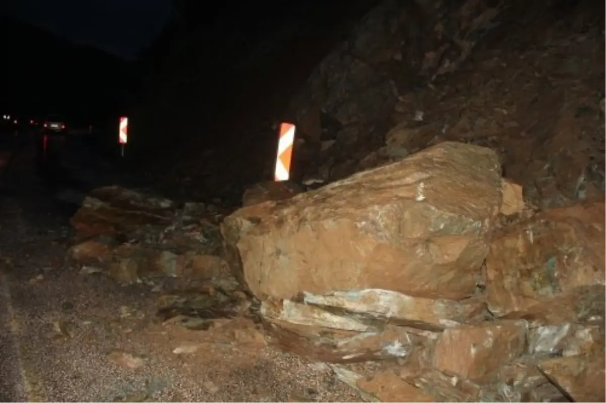 Düşen Kayaları Balyozla Parçalayıp Yolu Açtılar